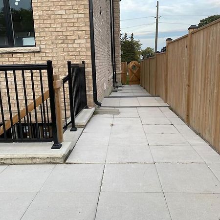 Beautiful Walk Out Basement Apartment In Pickering Near Beach Екстериор снимка