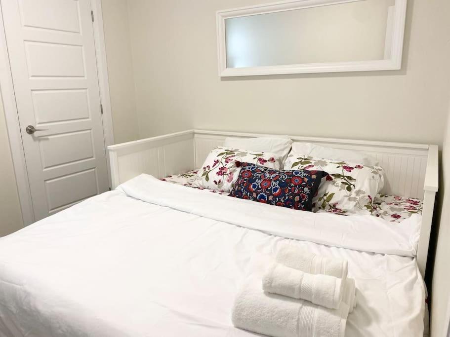 Beautiful Walk Out Basement Apartment In Pickering Near Beach Екстериор снимка