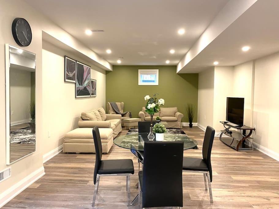 Beautiful Walk Out Basement Apartment In Pickering Near Beach Екстериор снимка