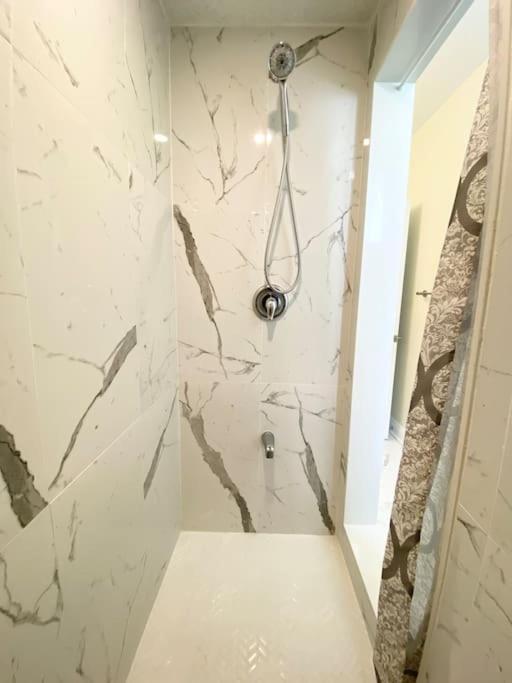 Beautiful Walk Out Basement Apartment In Pickering Near Beach Екстериор снимка