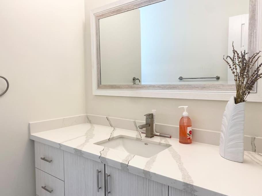 Beautiful Walk Out Basement Apartment In Pickering Near Beach Екстериор снимка